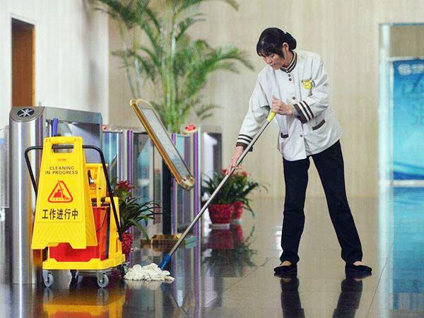 為什么現(xiàn)在很多企業(yè)保潔選擇托管，而不是自招呢？