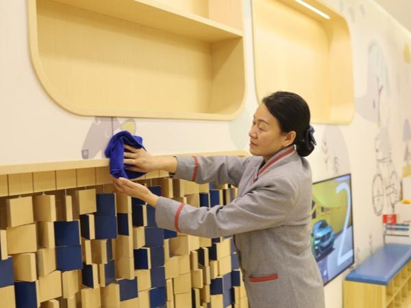 為什么現在學校都把清潔工作都外包了？